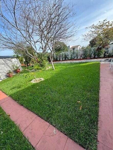 Building Photo - 1045 SW 122nd Ct