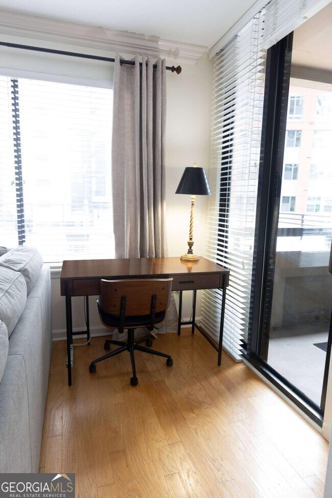 Building Photo - 3481 Lakeside Dr NE