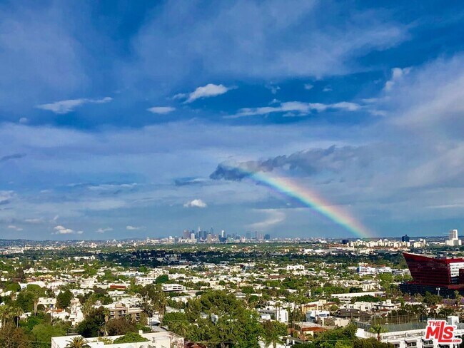 Building Photo - 999 N Doheny Dr