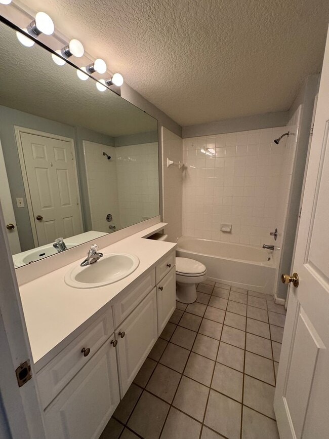 Building Photo - 2 BED 2 BATH CONDO CAPRI AT HUNTERS CREEK