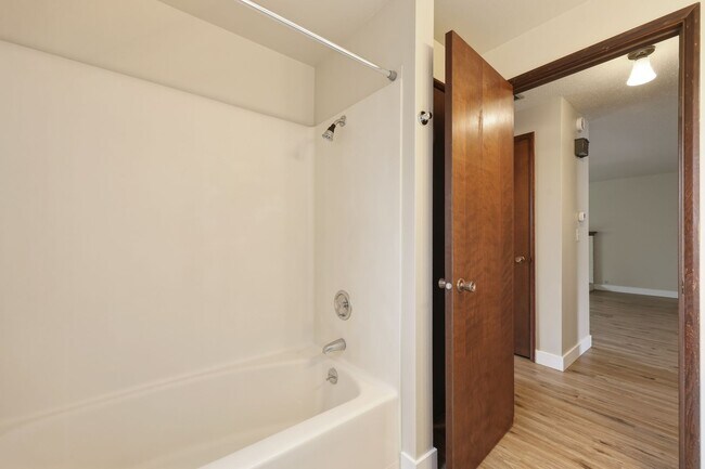 Building Photo - Move in ready NOW! Desirable west side location! 2 bed/ 1.75 bath. Olympia school district.