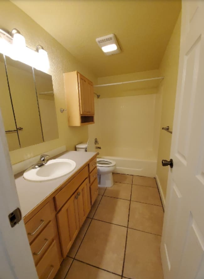 Building Photo - 6 bedroom, 2 bath home in Roosevelt Neighborhood!