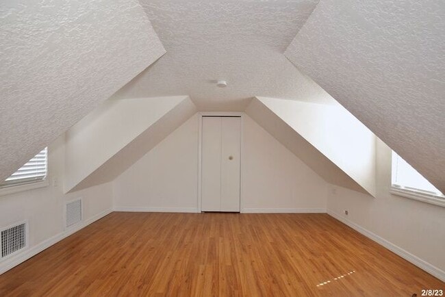 Building Photo - Cozy 2/1 Spacious Duplex Near East Lake To...