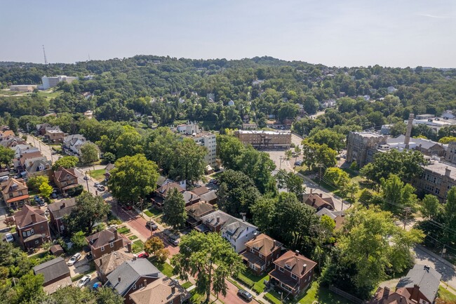 Building Photo - STUNNING 4 BEDROOM IN SHERADEN! SPACIOUS R...