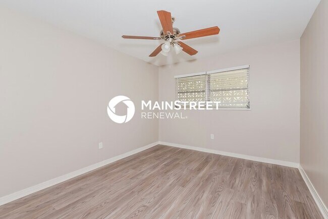 Building Photo - 3 Bedroom Pet-Friendly Home in Sarasota, FL with Main Street Renewal