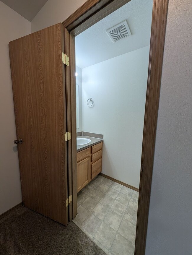 Building Photo - Centrally Located 3 Bedroom Triplex Unit Avail. for Rent - W/S/G paid with rent