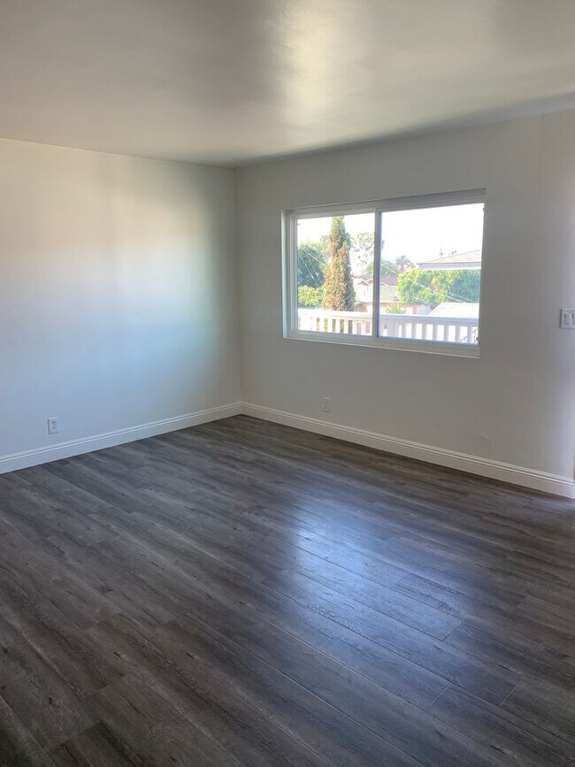 Building Photo - For Lease: 2 Bed / 1 Bath Upstairs Duplex – Ventura, CA