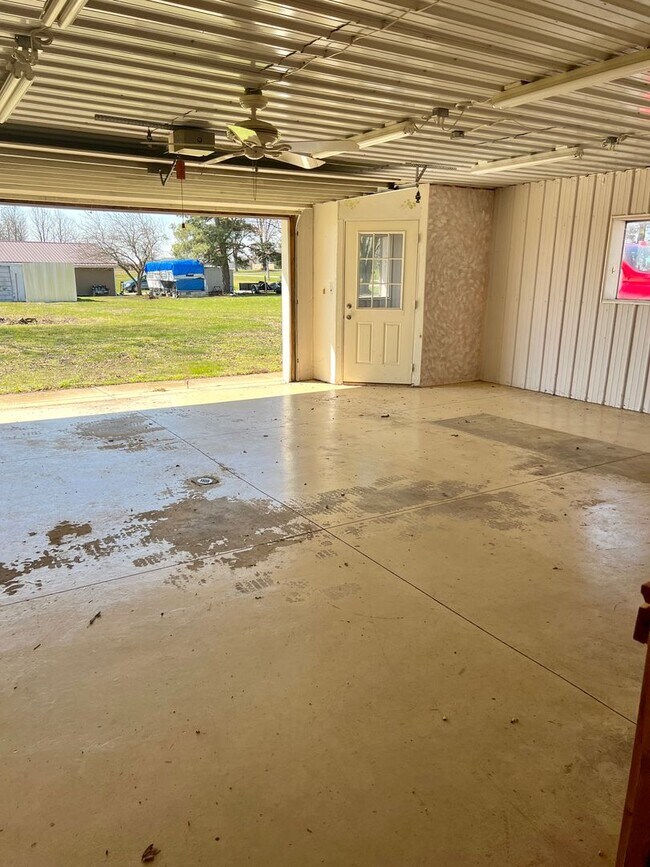 Building Photo - Country living! 1st floor laundry 3+ car garage with work shop