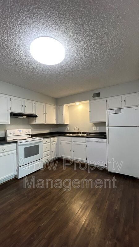 Building Photo - 320 Lincoln St