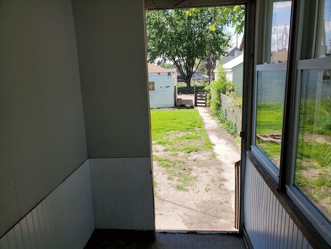 Building Photo - 2 bedroom house in Davenport