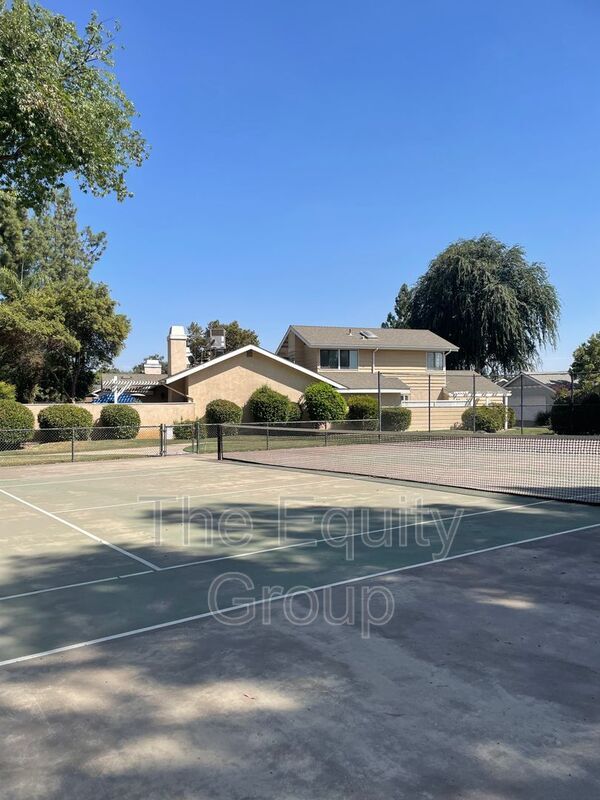 Building Photo - 1615 E Castlecrest Ave