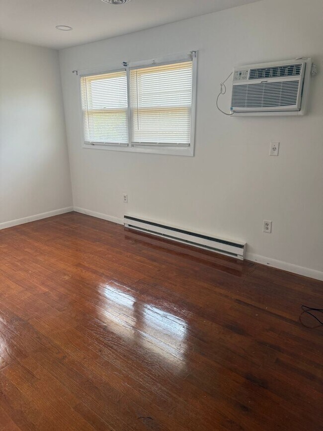 Building Photo - Spacious 4 Bedroom 2 1/2 bathroom Townhome With an ensuite located downstairs.