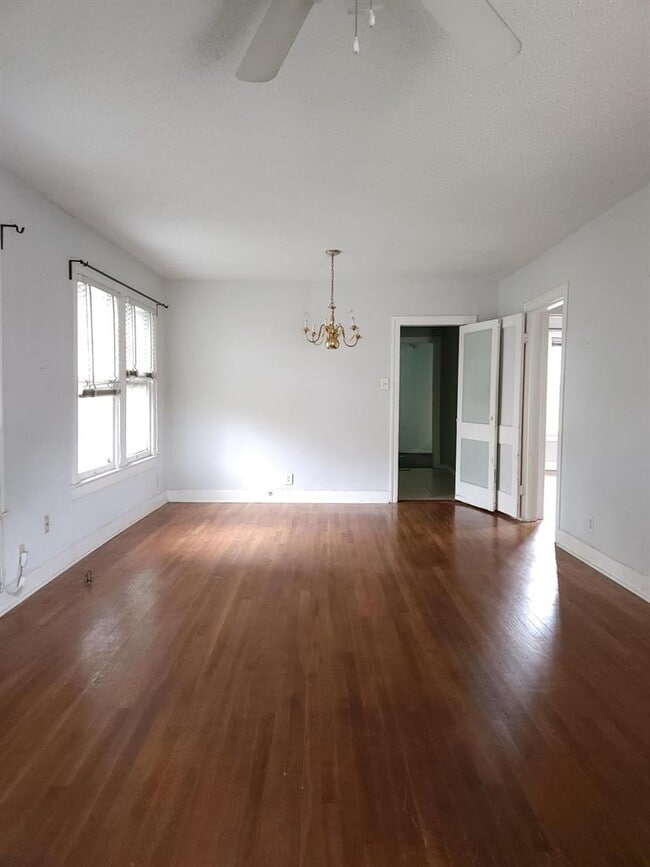 Building Photo - 910 E 13th St