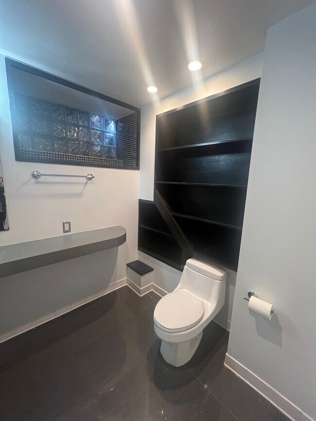 Building Photo - Stylish 2-bedroom modern townhome in the South Side Slopes
