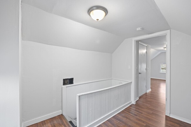 Building Photo - E. WALNUT HILLS - Cute 2 bed in upper of 2...