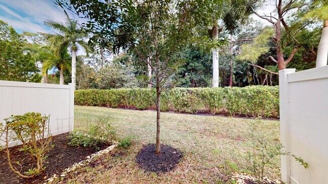 Building Photo - 4643 Hollister Ave