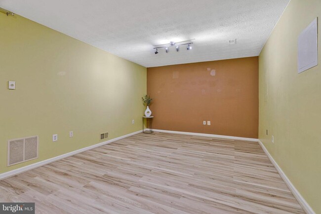 Building Photo - 4638 Luxberry Dr