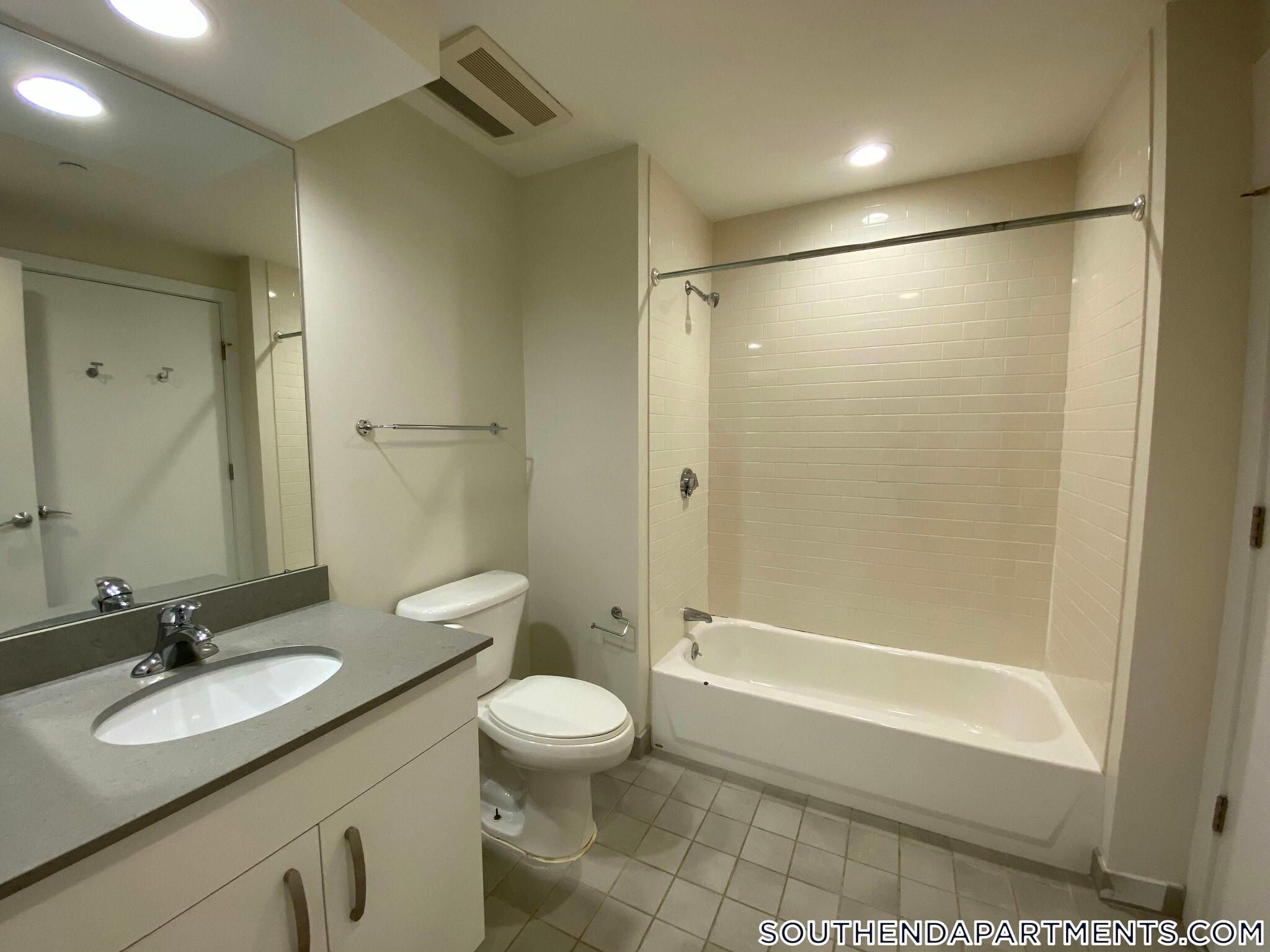 Building Photo - 601 Albany St