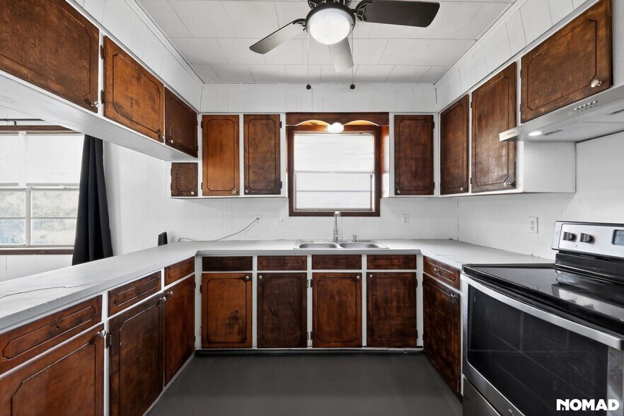 Building Photo - 251 School Rd