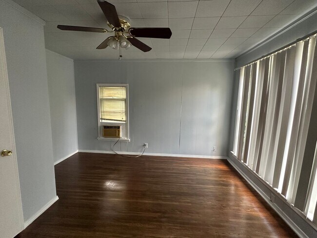 Building Photo - 3 bedroom/1 bath house!