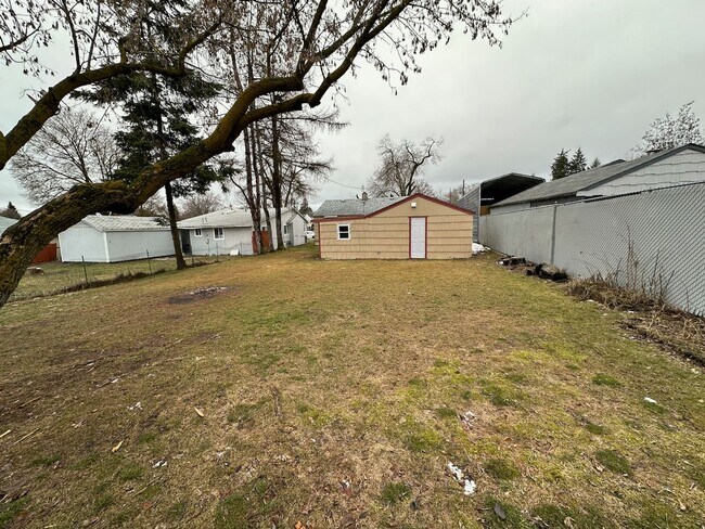 Building Photo - Cozy and Conveniently Located 2 Bed 1 Bath Spokane Home w/ Detached Garage & Heated Multipurpose ...