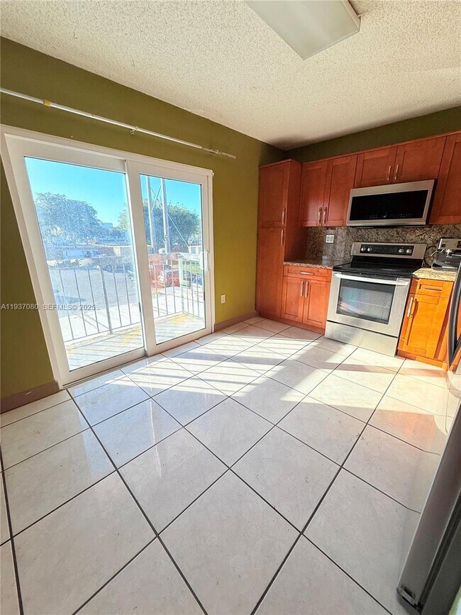 Building Photo - 2162 W 60th St