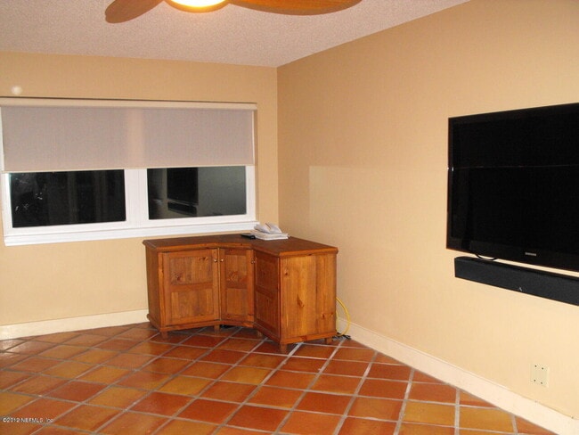 Building Photo - 1565 Le Baron Ave