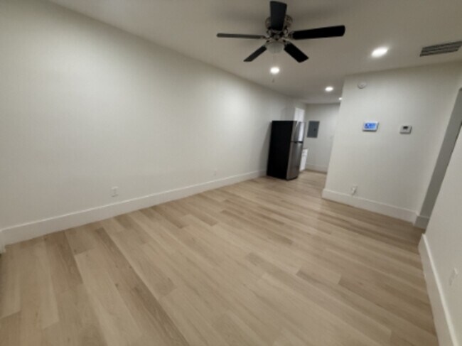 Building Photo - 926 N Hollywood St