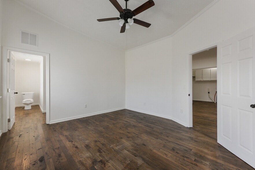 Building Photo - 664 E Meeting St