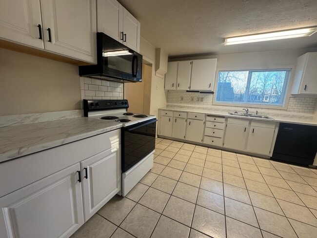 Building Photo - 449 SE 4th Ave