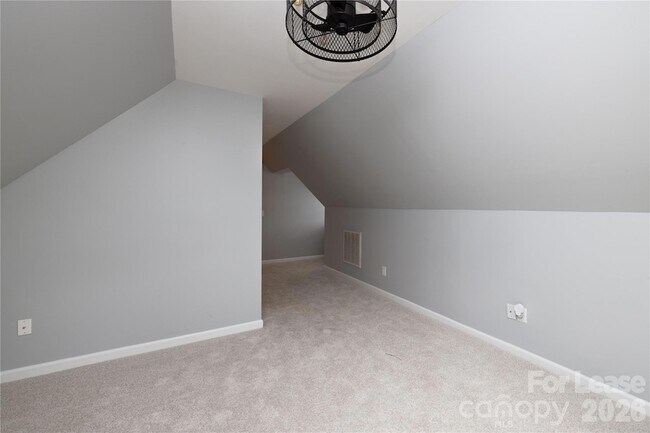 Building Photo - 102 Seminole Ct