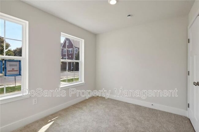 Building Photo - 1412 Commons Ln
