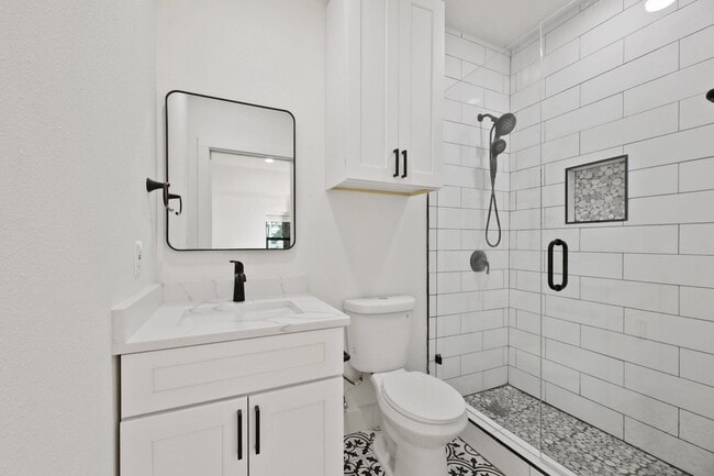 Building Photo - 6 BED 4 BATH + plus study and game room fu...