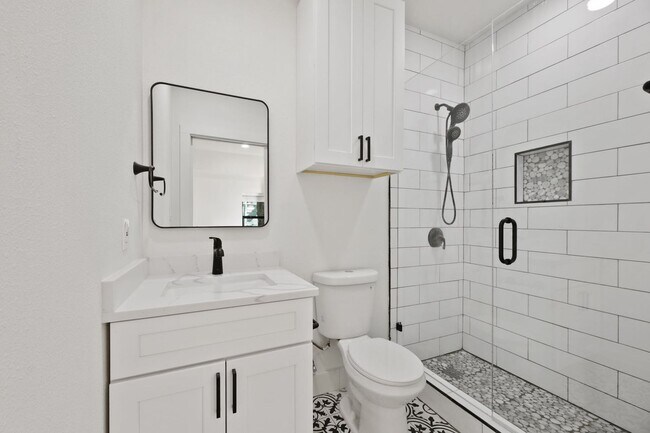 Building Photo - 8 BED 4 BATH Fully remodeled house in West...