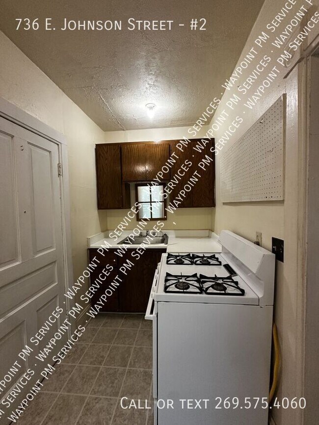 Building Photo - 736 E Johnson St