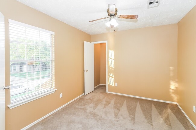 Building Photo - 14815 Oak Pines Dr