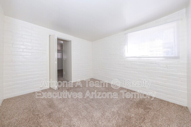 Building Photo - 3550 E Blacklidge Dr