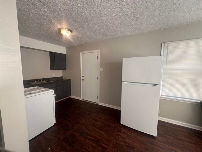 Building Photo - 318 Red Oak St