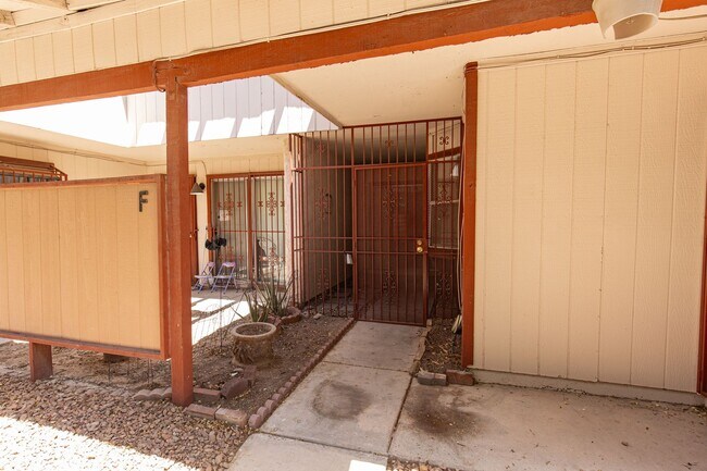 Building Photo - Single story one bedroom: MOVE IN SPECIAL:...