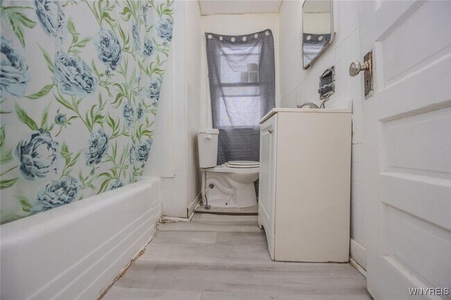 Building Photo - 2253 Niagara St