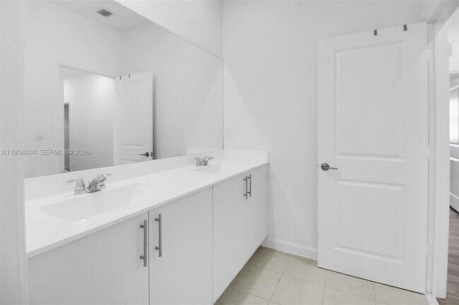 Building Photo - 879 SE 26th Ter