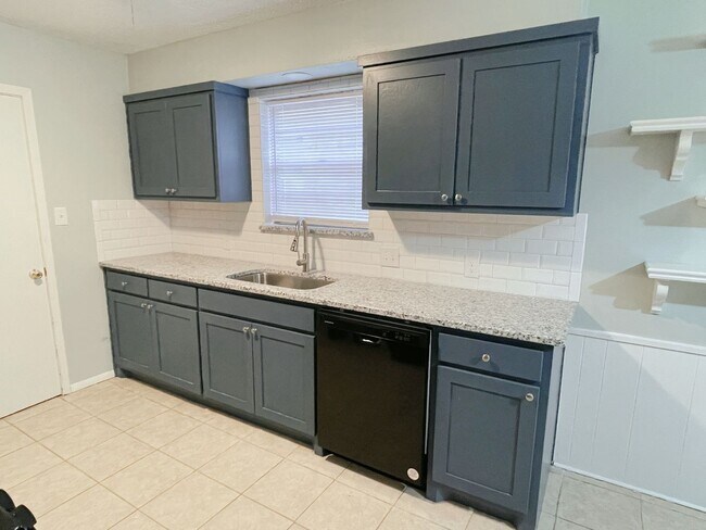 Building Photo - Charming 3bd 2 ba house close to the Unive...