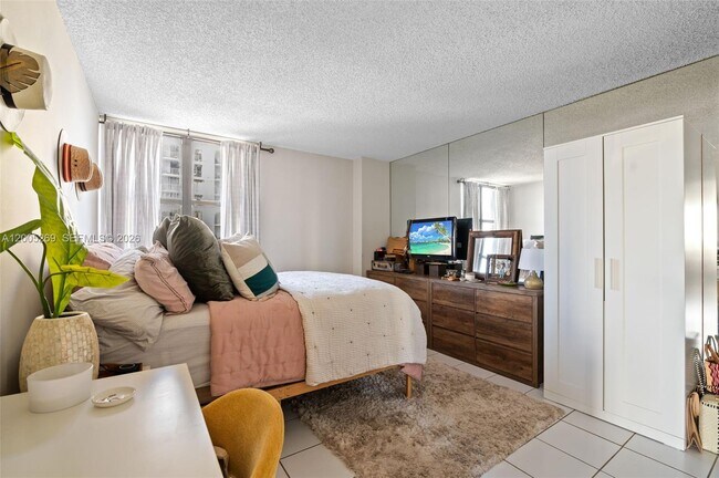 Building Photo - 2555 Collins Ave