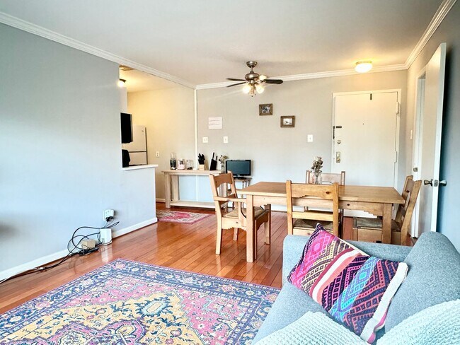 Building Photo - 1 Bed 1 Bath!  Pets Welcome!  Parking!
