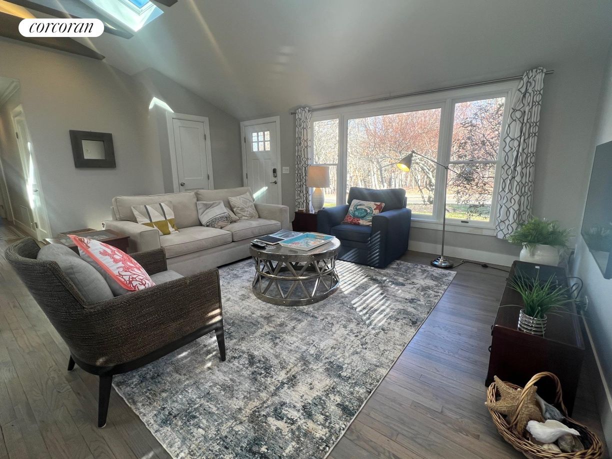 Building Photo - 348 Division St