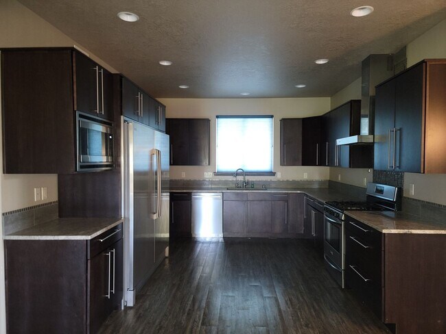 Building Photo - Peaceful Living with Views, Space & a 6 Ca...