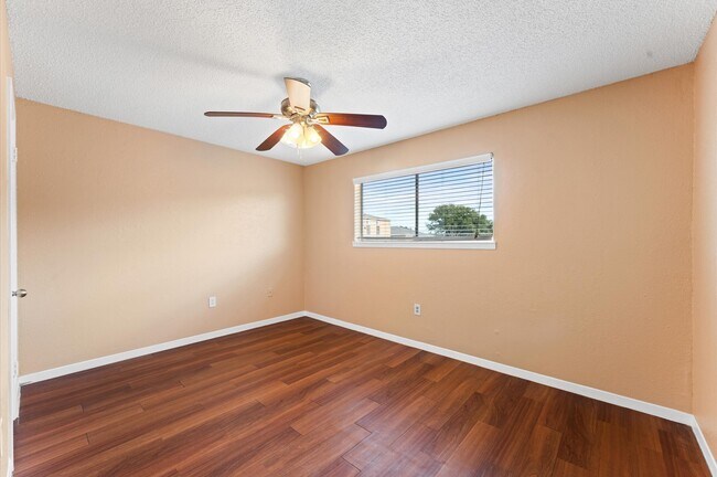 Building Photo - 1606 Eagle Lake Rd