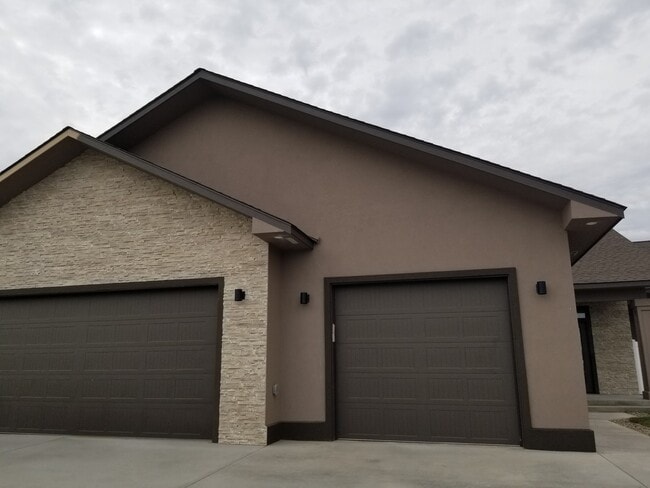 Building Photo - Occupied, do not disturb tenants. West Valley 3 bedroom 2.5 bath plus an office,  custom built re...