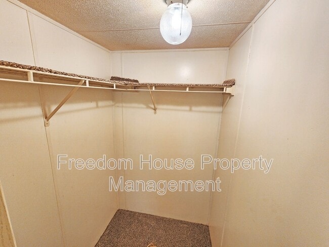 Building Photo - 3851 W Donner St