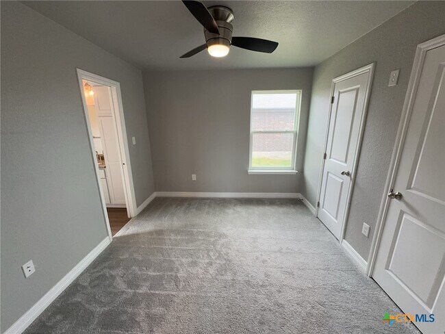 Building Photo - 907 Holliday Dr